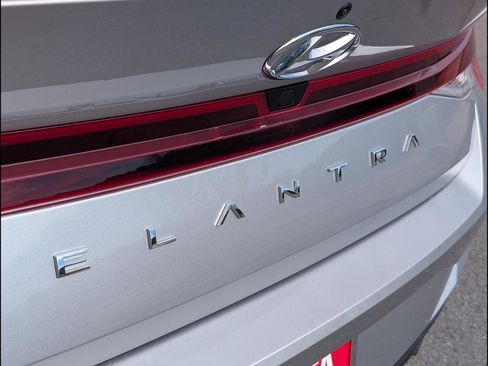 Used 2023 Hyundai Elantra SEL w/ Convenience Package image 16