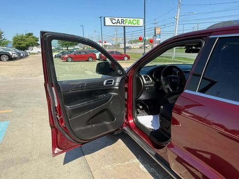 Used 2019 Jeep Grand Cherokee Laredo AWD/4WD image 15