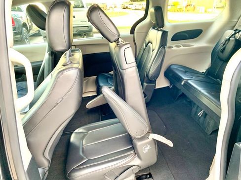 Used 2023 Chrysler Pacifica Touring-L FWD image 19