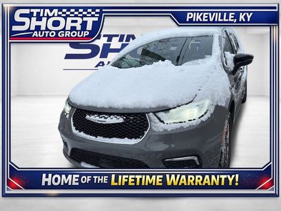 Used 2025 Chrysler Pacifica Select