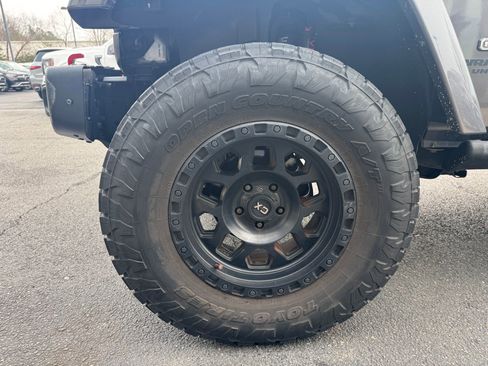 Used 2017 Jeep Wrangler Unlimited Rubicon image 2