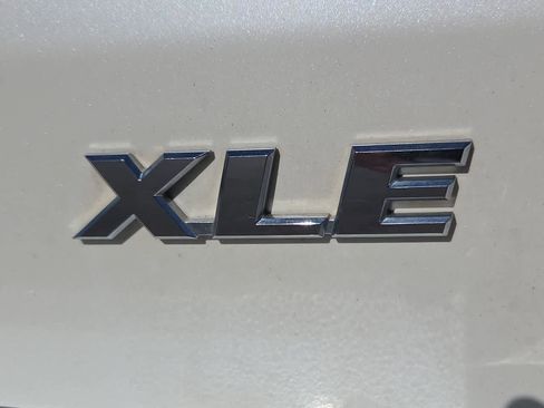 Used 2014 Toyota Highlander XLE image 11