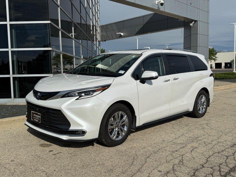 Used 2023 Toyota Sienna Platinum AWD/4WD image 8