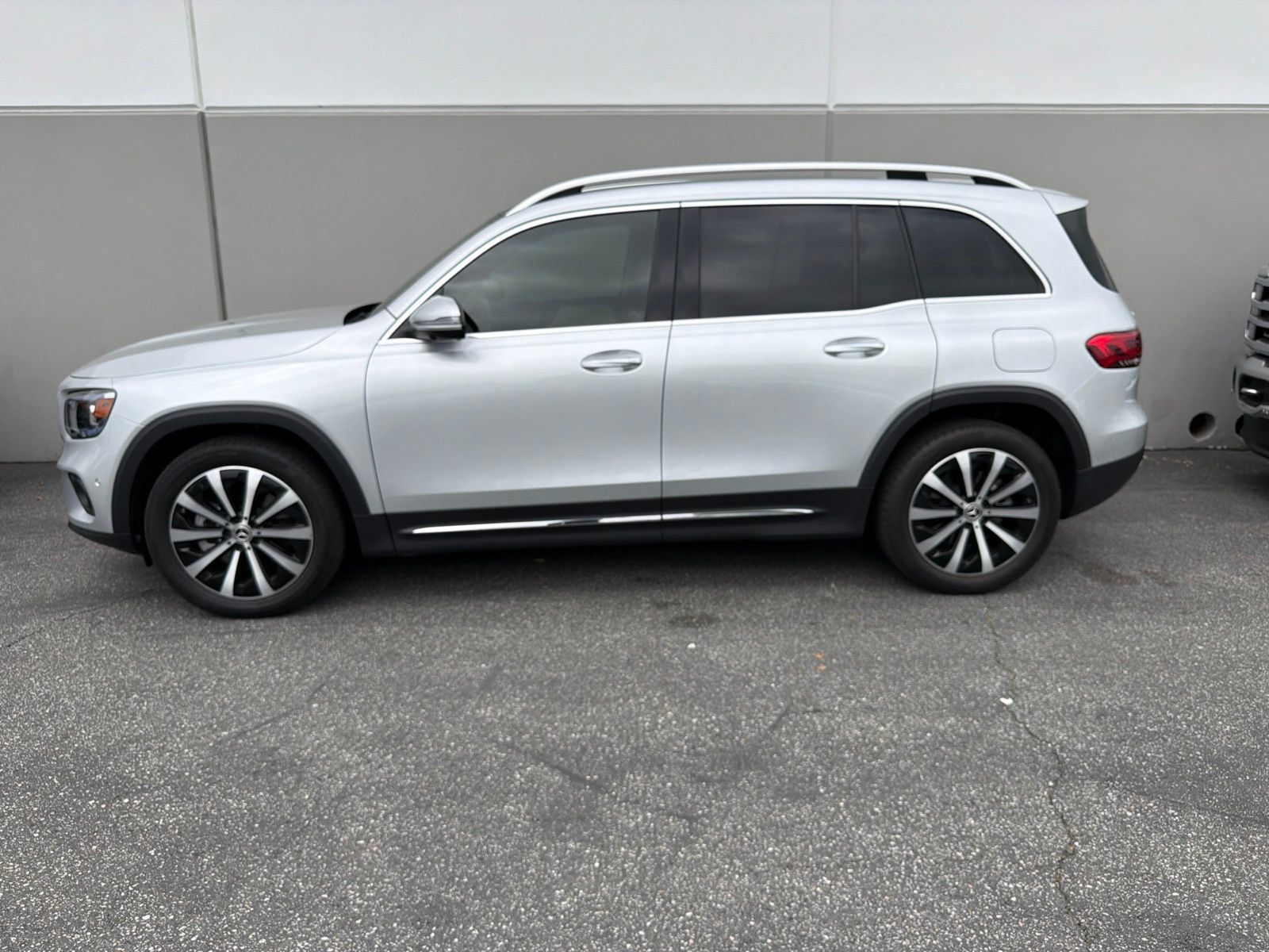 Used 2023 Mercedes-Benz GLB 250 image 2