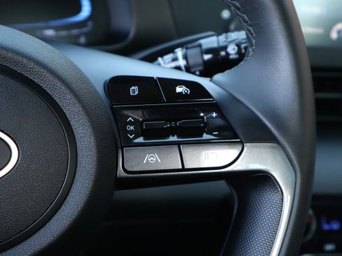 Used 2025 Hyundai Elantra Sport image 12