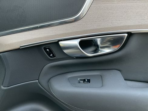 Used 2025 Volvo XC90 B6 Plus image 11