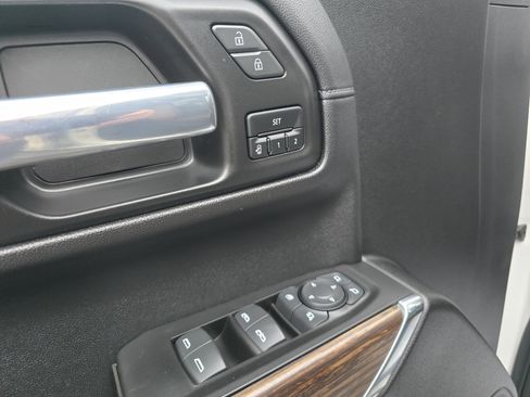 Used 2021 Chevrolet Silverado 1500 High Country w/ Technology Package image 18