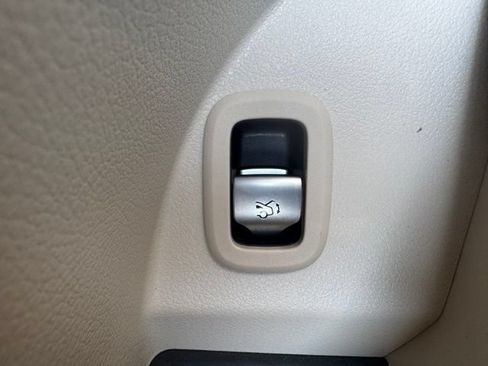 Used 2024 Mercedes-Benz GLC 300 4MATIC image 11