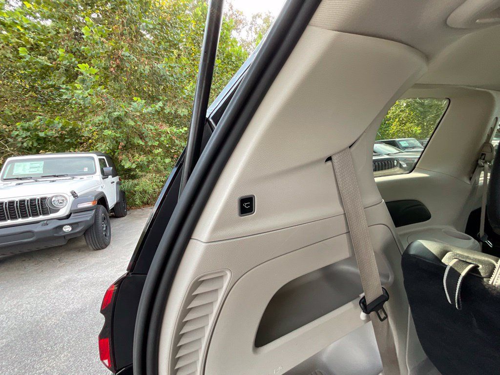 Used 2024 Chrysler Pacifica Touring-L FWD image 27