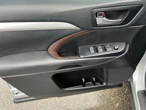 Used 2019 Toyota Highlander XLE AWD/4WD image 20
