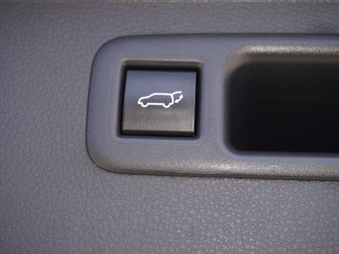 Used 2024 Toyota Highlander LE AWD/4WD image 10