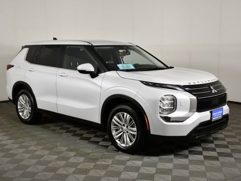 Used 2024 Mitsubishi Outlander ES AWD/4WD image 4