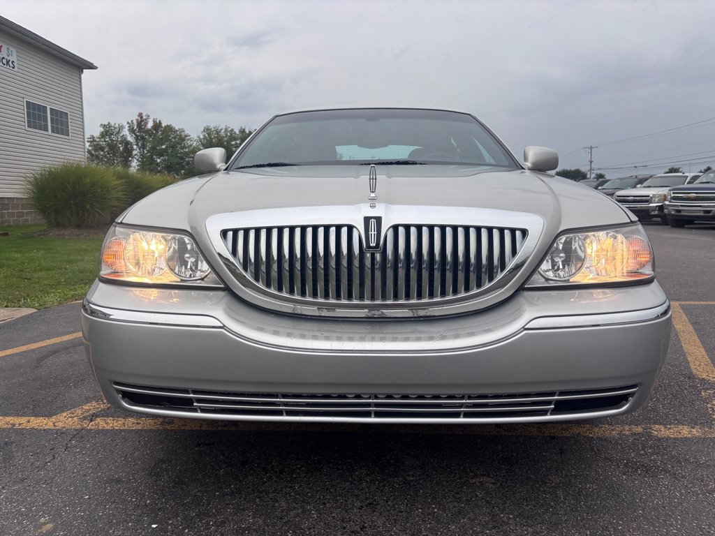 Used 2004 Lincoln Town Car Executive RWD image 3