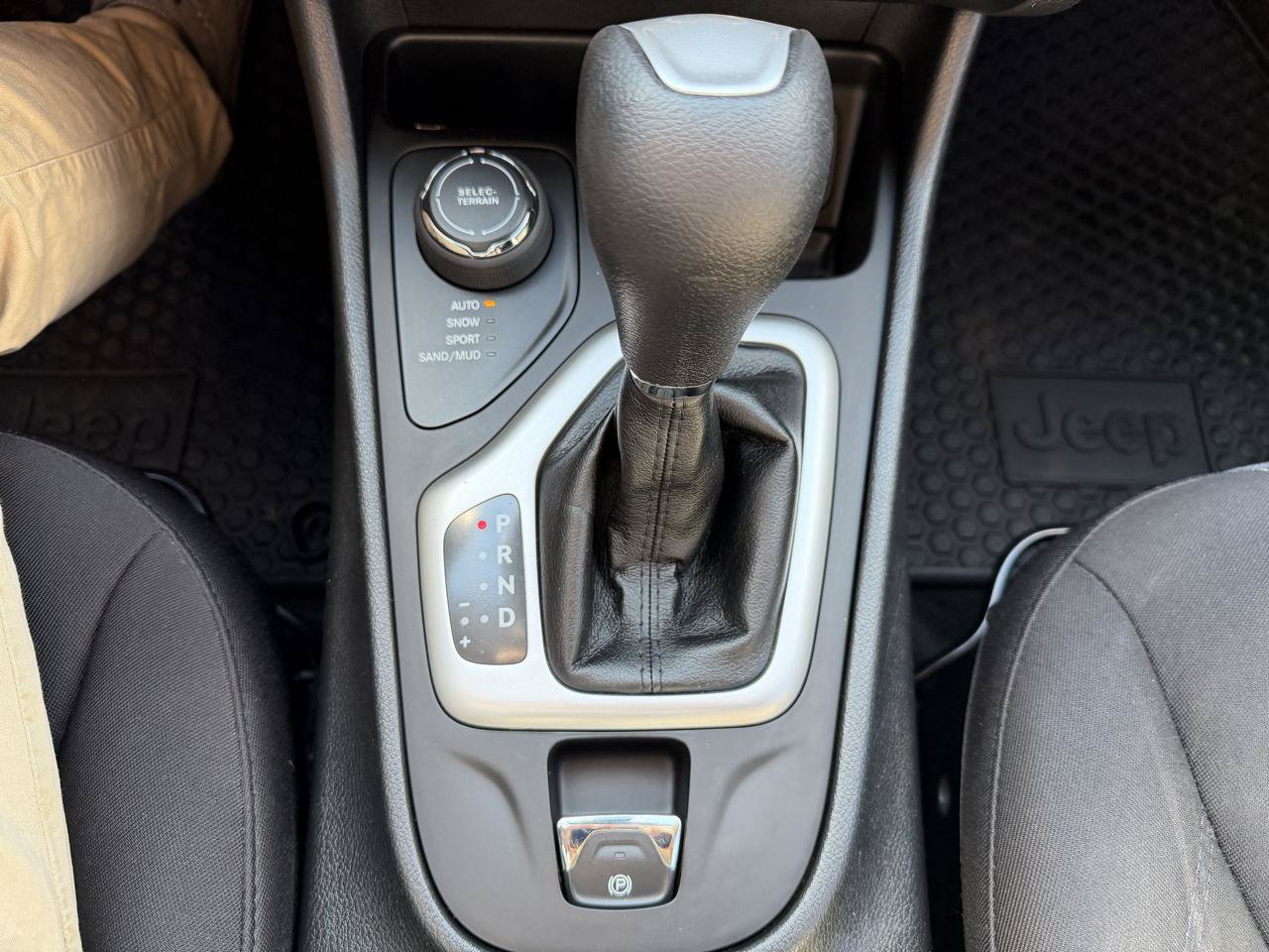 Used 2014 Jeep Cherokee Latitude w/ Cold Weather Group AWD/4WD image 44