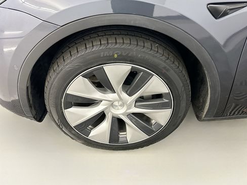 Used 2022 Tesla Model Y Long Range image 11