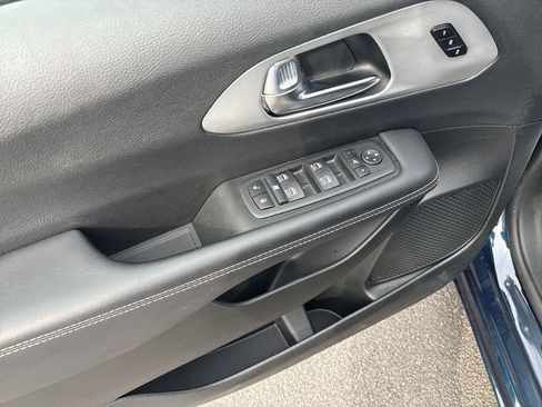 Used 2025 Chrysler Pacifica Limited FWD image 15