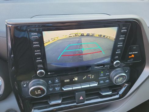 Used 2022 Toyota Highlander XLE FWD image 16