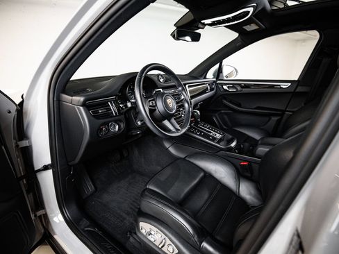 Certified 2023 Porsche Macan AWD/4WD image 4