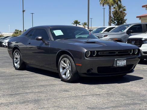 Used 2019 Dodge Challenger SXT RWD image 1
