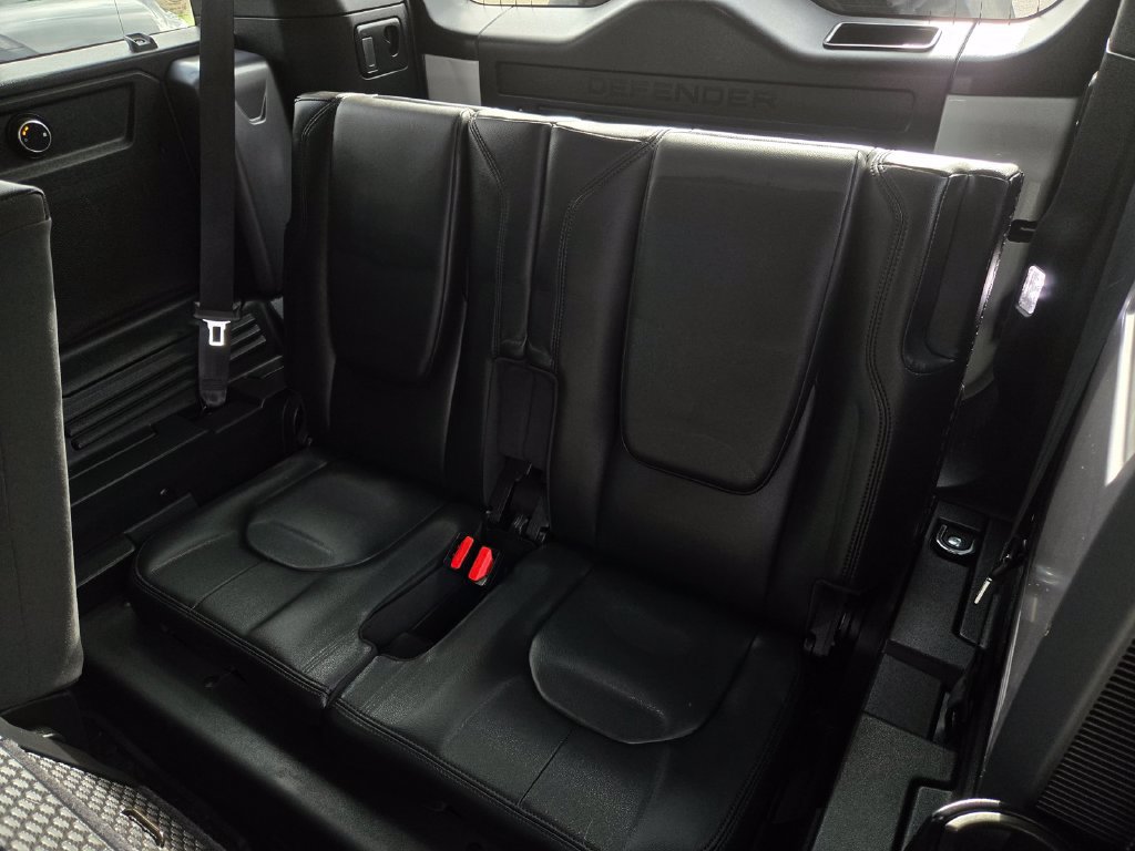 Used 2024 Land Rover Defender 110 X-Dynamic SE AWD/4WD image 15