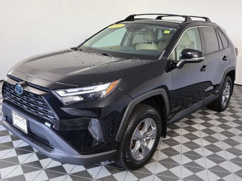 Used 2022 Toyota RAV4 XLE w/ Convenience Package AWD/4WD image 4