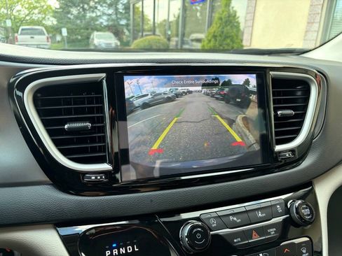 Used 2023 Chrysler Pacifica Touring-L FWD image 27