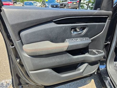 Used 2025 Honda Pilot Sport image 19