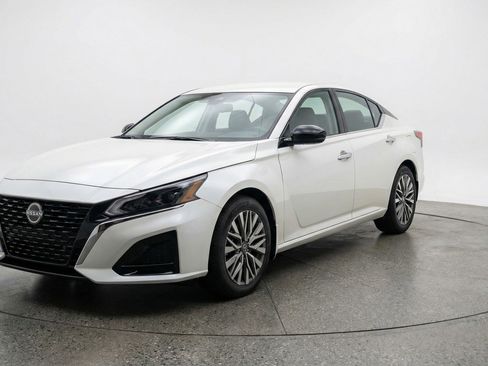 Used 2025 Nissan Altima 2.5 SV image 3