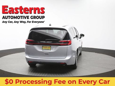 Used 2024 Chrysler Pacifica Touring-L FWD image 40