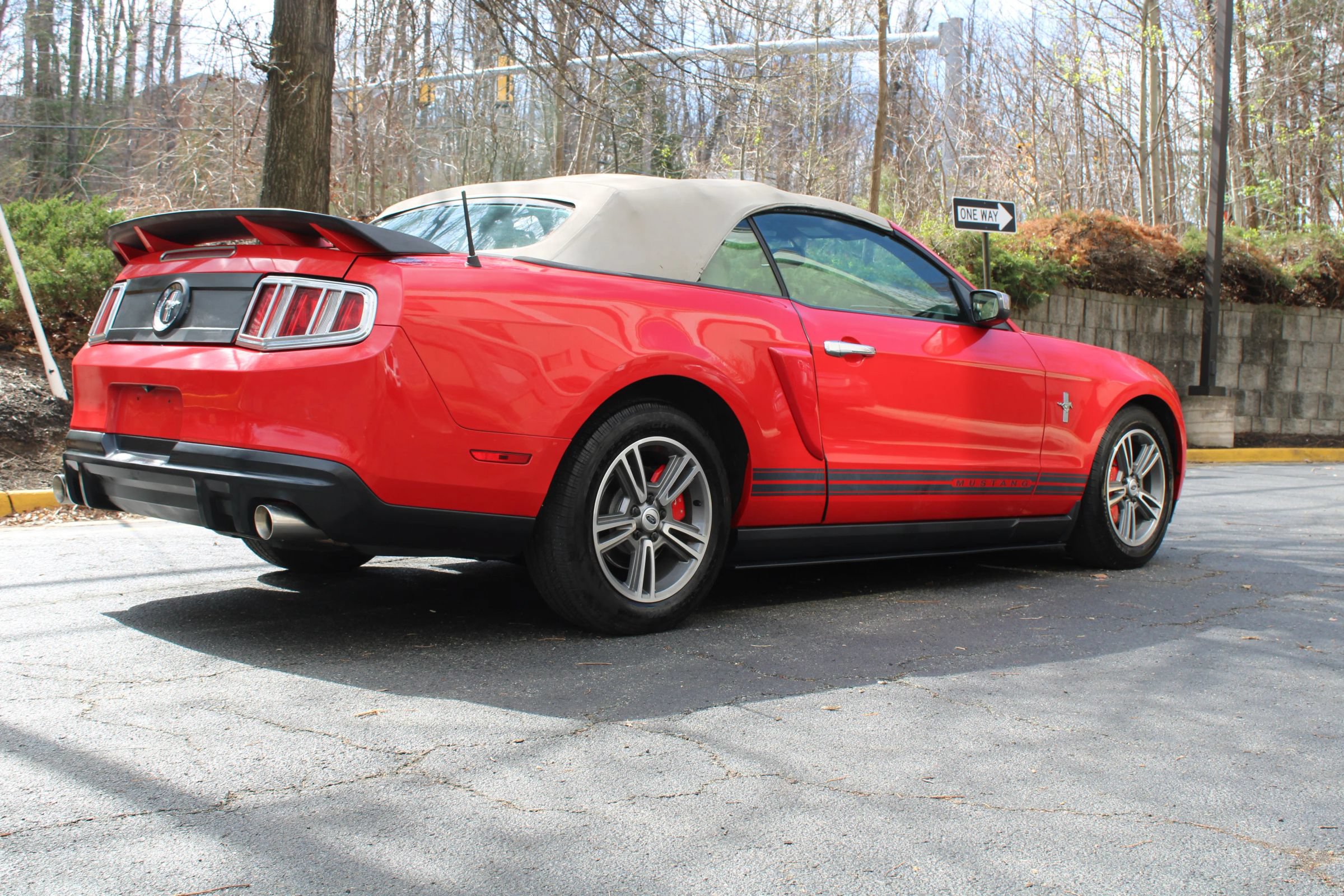 Used 2010 Ford Mustang Convertible RWD image 32
