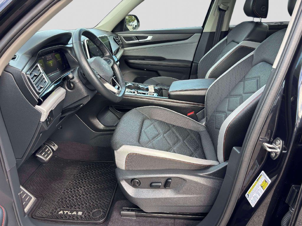 Used 2024 Volkswagen Atlas Peak Edition SE AWD/4WD image 11