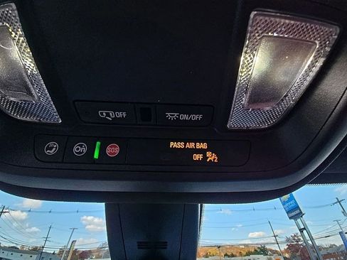 Used 2023 Chevrolet Traverse LT image 23