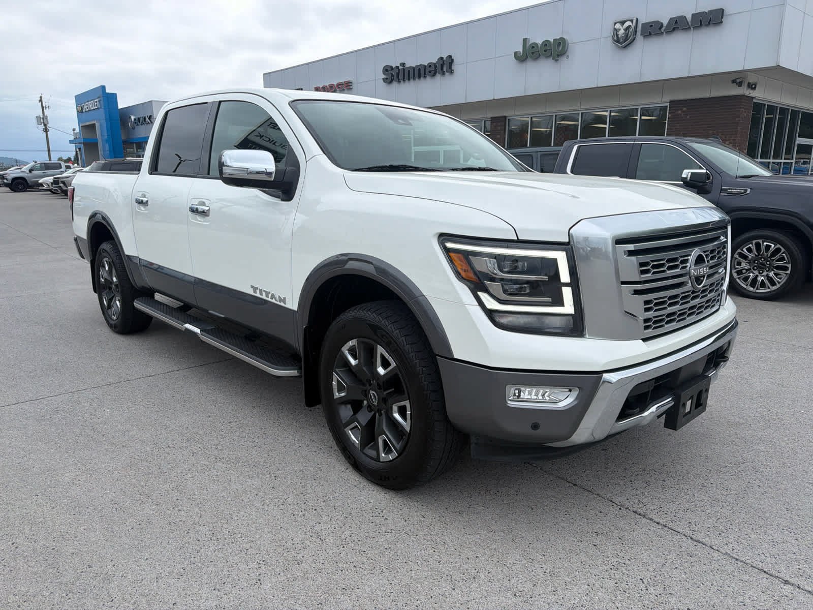 Used 2024 Nissan Titan Platinum Reserve w/ Moonroof Package AWD/4WD image 4