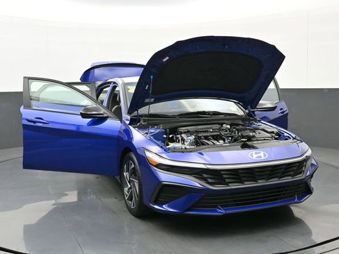 Certified 2025 Hyundai Elantra Sport image 47
