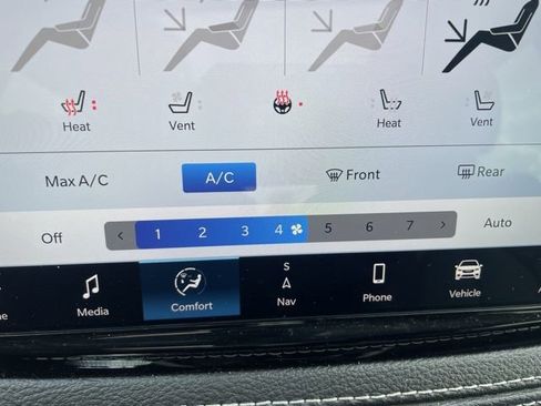 Used 2024 Chrysler Pacifica Limited FWD image 28