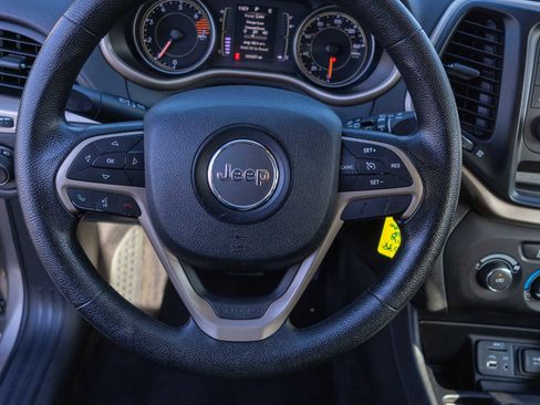 Used 2016 Jeep Cherokee Sport image 15