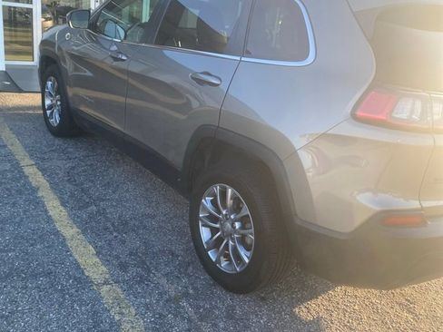 Used 2019 Jeep Cherokee Latitude Plus w/ Comfort/Convenience Group FWD image 4