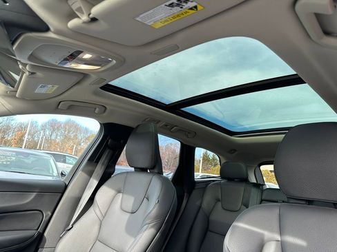 Used 2025 Volvo XC60 B5 Plus image 18