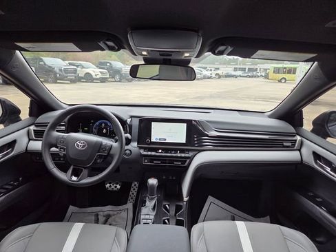 Used 2025 Toyota Camry SE image 20
