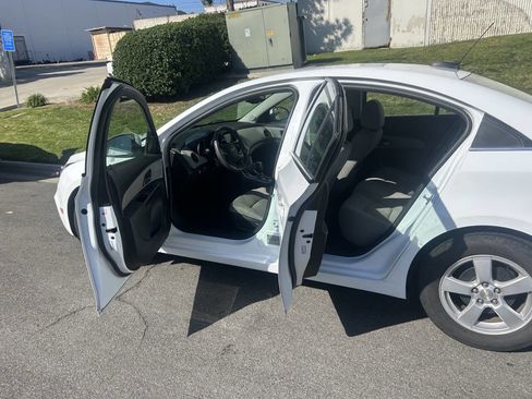 Used 2016 Chevrolet Cruze LT w/ Technology Package image 8