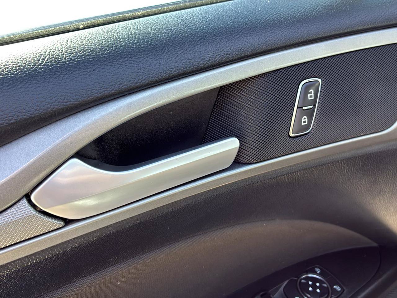 Used 2020 Ford Fusion SE FWD image 16