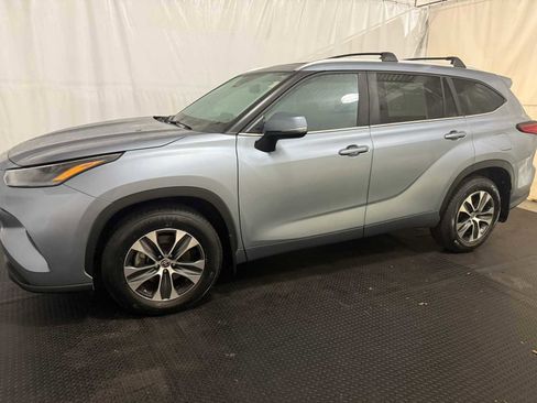 Certified 2023 Toyota Highlander XLE image 2