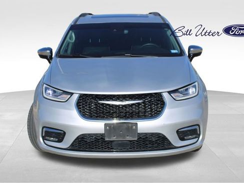 Used 2023 Chrysler Pacifica Limited image 2