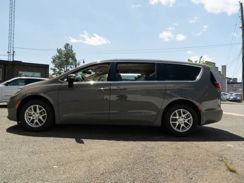 Used 2023 Chrysler Pacifica Touring-L FWD image 6