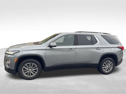 Used 2023 Chevrolet Traverse LT FWD image 2