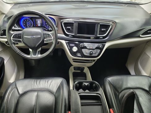 Used 2019 Chrysler Pacifica Touring-L FWD image 13