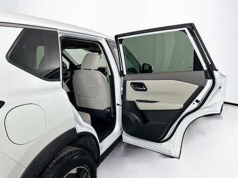 Used 2025 Nissan Rogue SV FWD image 29