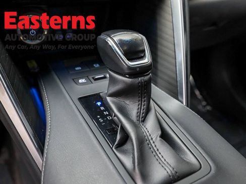 Used 2023 Toyota Venza Nightshade image 13