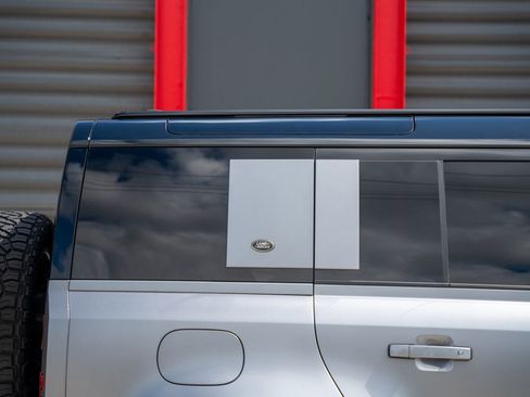 Used 2023 Land Rover Defender 110 X-Dynamic SE image 9