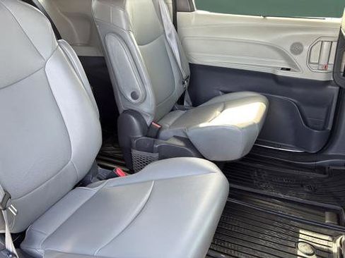 Used 2021 Toyota Sienna XLE image 19
